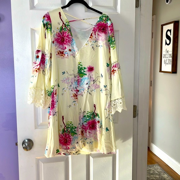 Pink Lily Coastal Sunset Floral Dress (Ivory, pale yellow) - Picture 2 of 2